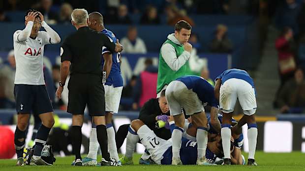 Andre Gomes suffers a horrible ankle injury